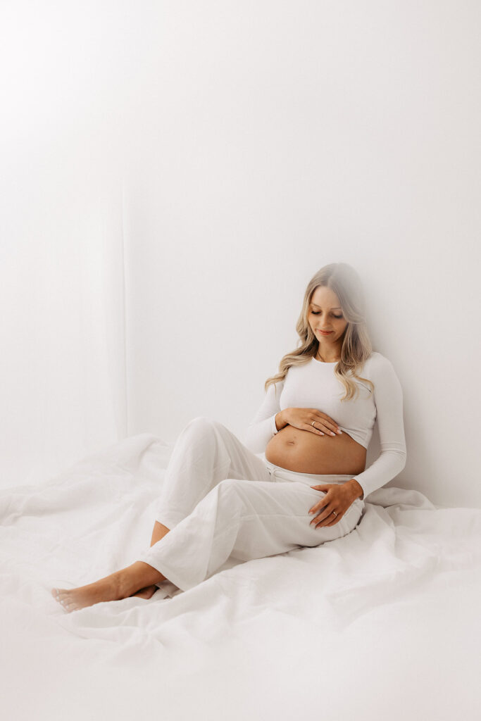 Natürliche Babybauchfotos im Fotostudio Kippenheim